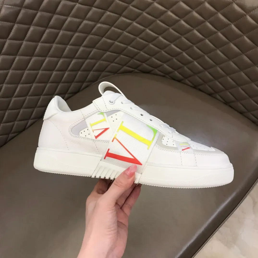 p440 "Valentin*" new spring and summer calfskin lace-up sneakers. No man should be able to refuse these shoes. The classic color scheme is so handsome! Purchase a high-precision replica of the original version to instantly sell off the market currency! 6 VLTN logo rubber effect straps - Valentino Garavani Logo printed on the back and tongue, all materials are customized to ensure quality! Size: 38-44